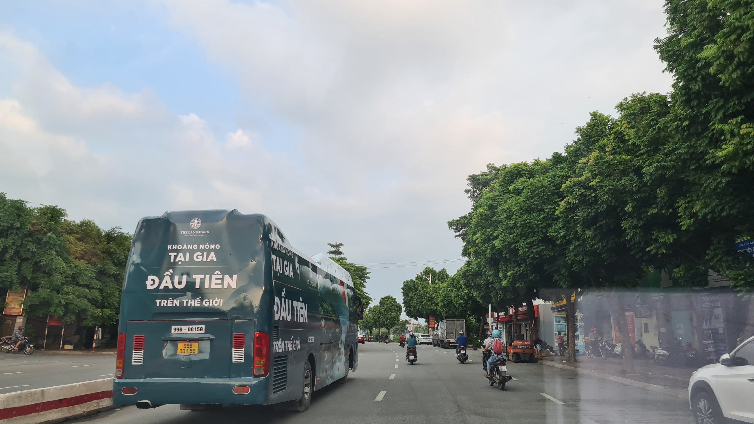 Xe khách dán kín quảng cáo lại xuất hiện 